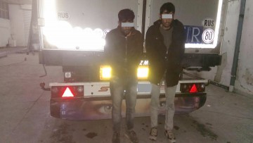 Doi migranţi afgani, depistaţi într-un autocamion la Negru Vodă